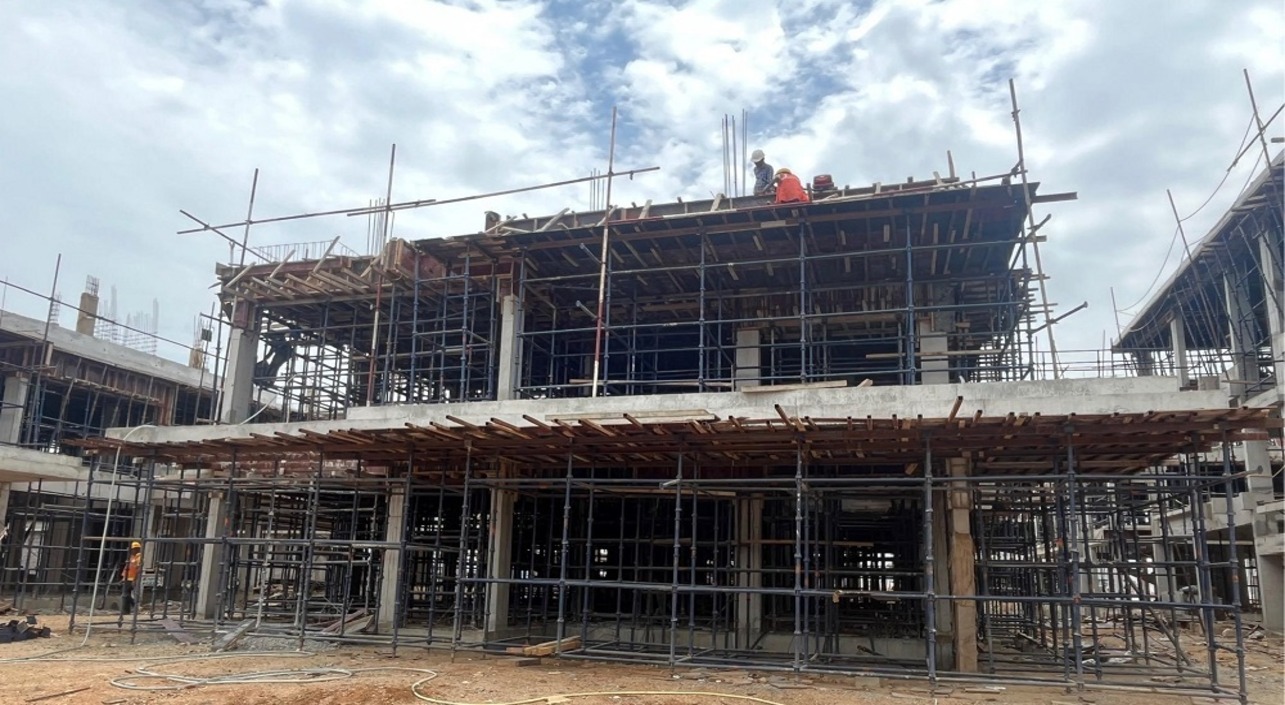 (JUL 2025) VILLA #74: FIRST FLOOR ROOF SLAB SHUTTERING WORK IS IN PROGRESS